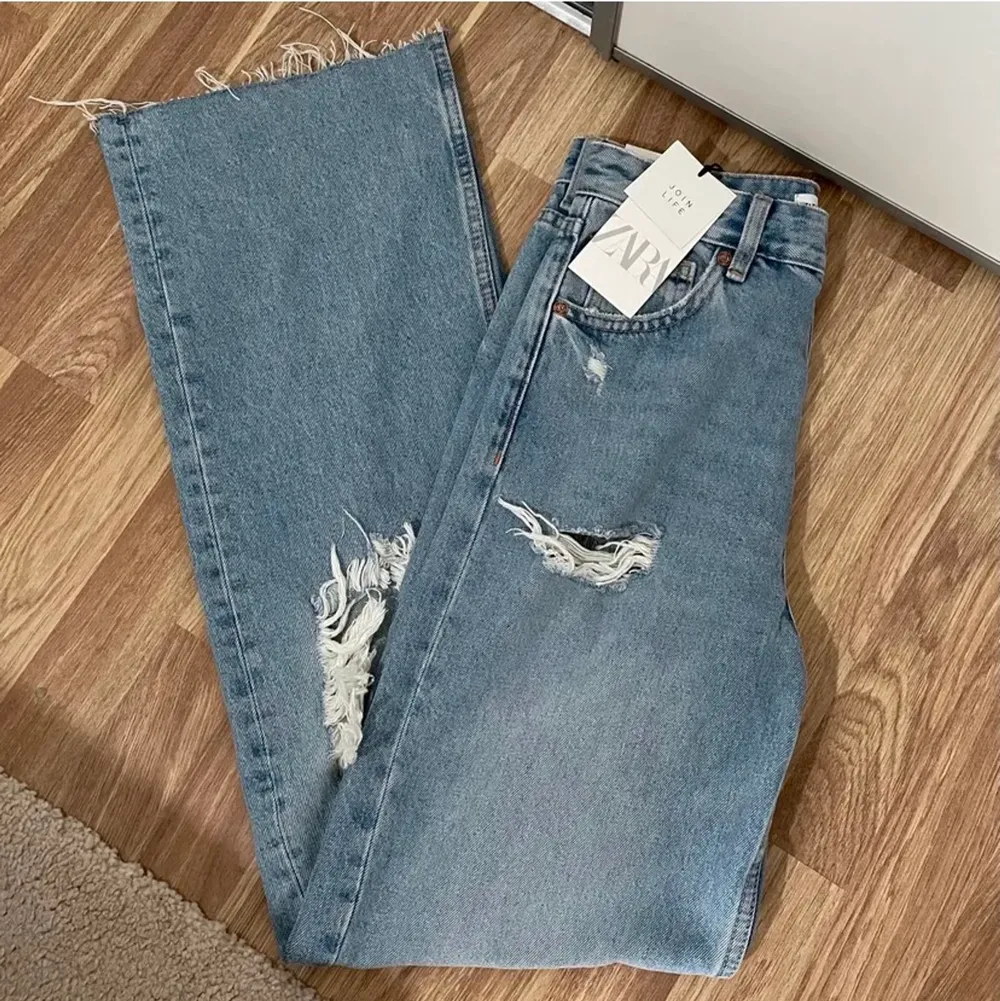 helt ny jeans som är slutsålda från zara. köparen står för frakt budgivning om flera intresserade . Jeans & Byxor.