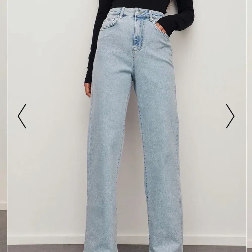 Snygga raka jeans från NAKD som passar till ALLT! Säljs i strl 36 då dom inte passar längre, köparen står även för frakten💗. Jeans & Byxor.