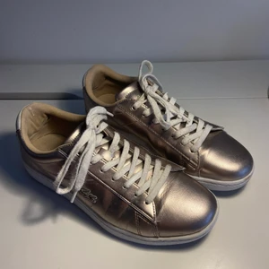 Lacoste - Hej, säljer ett par guldiga Lacoste skor! Det är i storlek 39. Säljer pågrund av för små, skriv vid intresse och vid fler bilder😊
