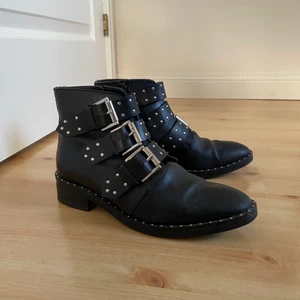 Kängor med nitar från Asos - Snygga kängor med nitar från Asos. Kängorna har en liten klack och är i storlek 37. Kängorna är i mycket bra skick! 