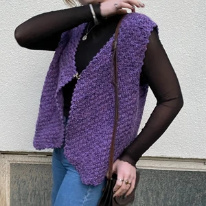 Riktigt fin lila stickad väst😍 - Sjukt fin lila stickad väst med jättefint spänne, kan göra en tråkig outfit riktigt snygg, varm och mysig passande för julen och höst, mycket fint stickad i bra kvalitet💞❤️💞