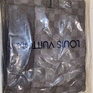 Säljer oandvända Louis Vuitton set halsduk och mössa de finns grå och svart