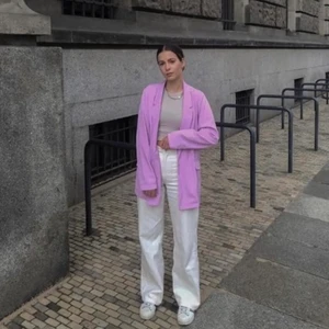 vita jeans - säljer dessa superfina o sköna jeans från monki då jag redan har ett par liknande🧸✨ de sitter superfint o skulle säga att de passar någon som är 165-170 i längden🤩 använda 2 gånger och inga fläckar🤎✨ lånade bilder men skickar gärna fler vid förfrågan💫