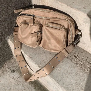 Connie bag - Säljer min välanvända beiga connie bag från gina tricot, liknar noella väskan och har många fack🤍🤍