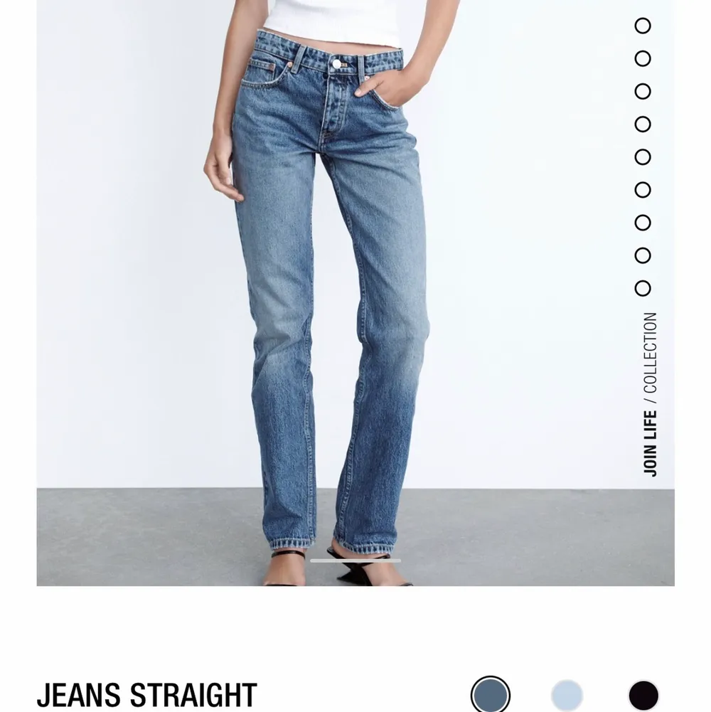 Säljer ett par av mina straight zara jeans, då jag beställde två olika storlekar och glömde returnera den storleken jag inte skulle ha. Dem är i aldrig använda och bara provade! På bilden är dem jag behållde men den andra har lappen kvar och allt. Dem ser väldigt gråa ut på bilderna men är blåa. Jeansen är riktigt snygga ifall ni frågar mig!! + köparen står för frakten 🧡🤗❤️‍🔥🌞☕️ BUD : 240kr. Jeans & Byxor.