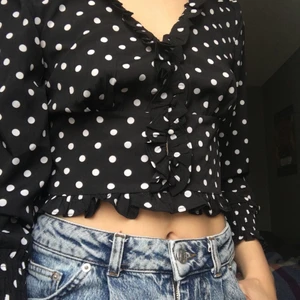 Prickig blus från boohoo - Fin tunn blus från boohoo, storlek 36. Knappar och halvlånga ärmar. Väldigt söt💘💘