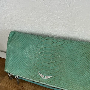 Zadig väska - Säljer min älskade Zadig väska rymmer mycket men kommer tyvärr inte till användning så mycket längre:( tveka inte om du har någon fråga så skriv bara 💗 kedjorna ingår såklart