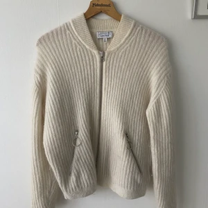 & other stories kofta - Jättefin kofta med dragkedja. Håller sig varm och go i den. Lite nopprig där nere men inget märkbart 