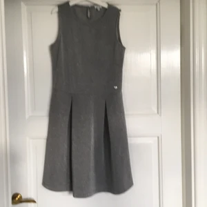 Silvergrå klänning - Fin klänning till jul och nyår. Avskuren i midjan med veck.