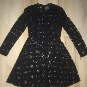 Zara klänning - Så fin Zara klänning i strl S men mer som en XS. Fina detaljer som lite veck fram och öppet sprund i övre ryggen. Använd 1 gång. 