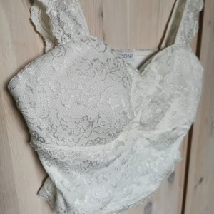 Spetsblus nelly one strl S - Vit spetstopp från nelly one strl S.                  Köparen står för eventuell frakt, skickar med billigaste alternativet eller annat enligt önskemål ☺️