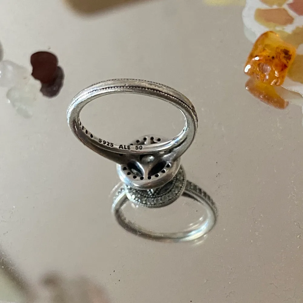 Ringen är köpt från Pandora, äkta silver (som man kan se i sista bilden). Osäker på storlek men borde vara runt 6/7, passar på mitt ring finger perfekt. Pris kan prutas ner, skriv isåfall :). Accessoarer.