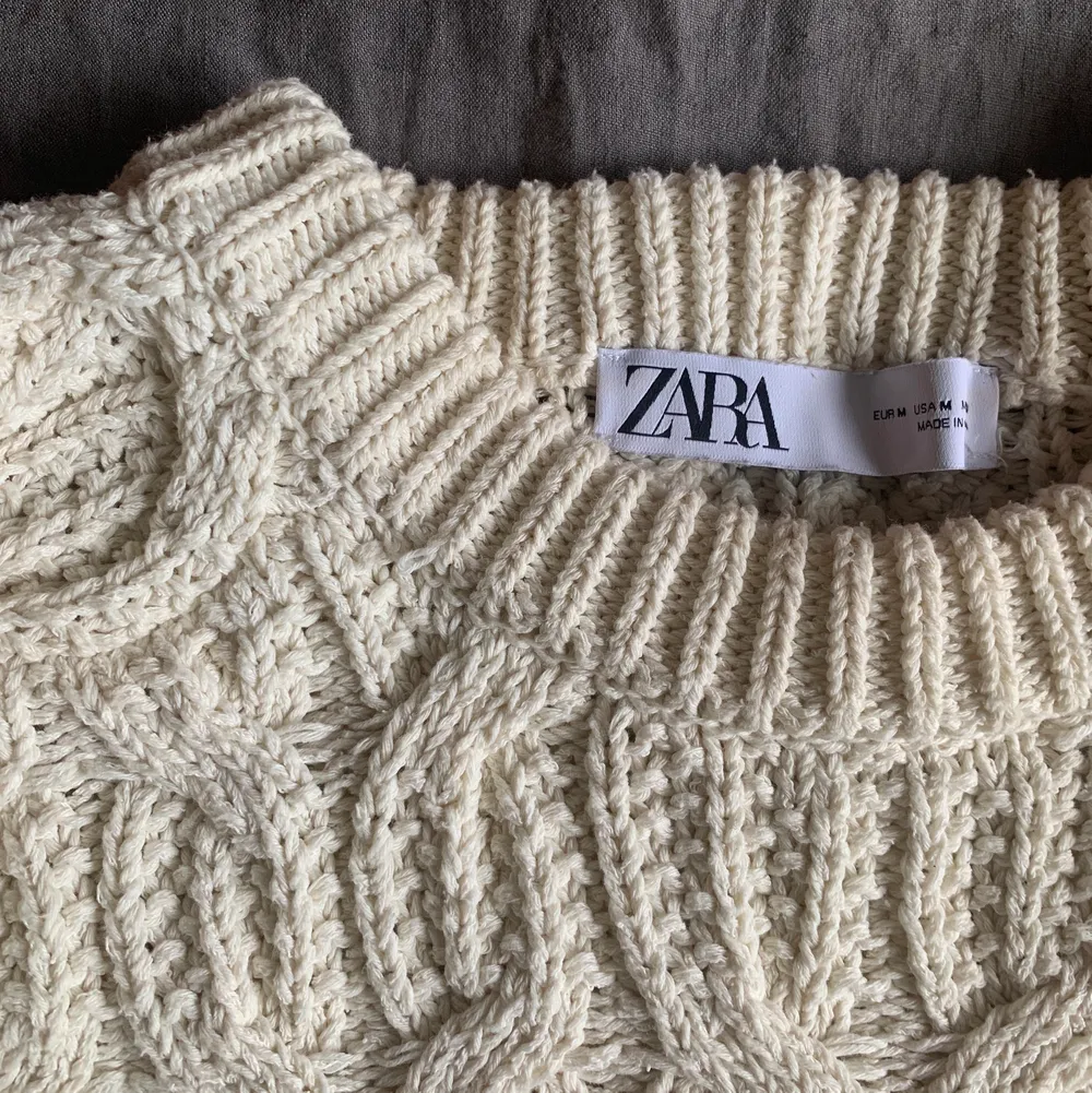 Jättefin stickad tröja från Zara i storlek M🤩 köpare står för frakten (66kr) 💖. Stickat.