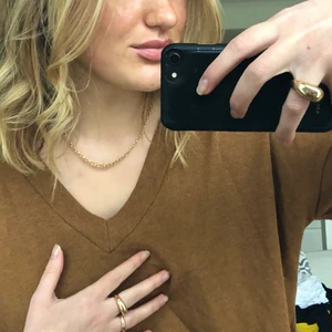 brun tröja - jättefin lyxig brunbeige tröja med v-ringning. jättehöstig, snygg med skjorta under eller som den är. 