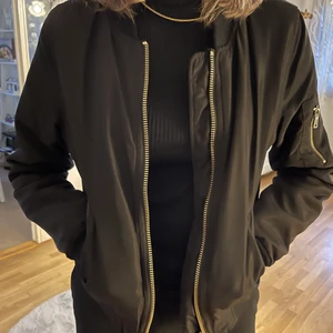 Bomber jacka - Bomber jacka! Köpt från Cubus för ett tag sedan. Bra skick! Storlek XS.