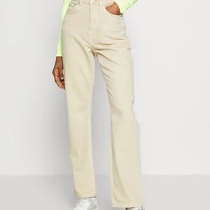 ROWE- Jeans straight leg Weekday - Sköna jeans från Weekday, använda max 2 gånger så byxorna är fortfarande i ett bra skick, nästan som nya. Jeansen är för stora för mig i midjan (jag bär 36/S i byxor). Jag tror därför att jeansen skulle passa någon som bär 38-40!!💖💖 Men också på någon som vill ha lite längre byxor. Längden på byxorna är däremot perfekt för mig, dem täcker hela vägen ner till mina fötter inprincip, och jag är lång, ca  173-174 cm. Priset kan diskuteras såklart, jag köpte jeansen för 549 kr.