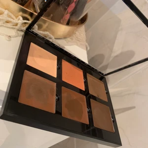 Anastasia cream contour - Jag har använt några av färgerna lite mest för att testa men färgerna passade inte min hudton så väljer nu därför att sälja vidare den.  