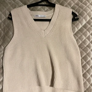 Stickad väst - Plagget är i nyskick köpt på zara, i storlek S. Köpare står för frakt