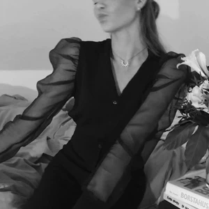 Långärmad festtopp med mesh ifrån Zara - Coolaste toppen som tyvärr inte ansvänds längre. Perfekt till fest. 🖤🖤🖤 storlek M 