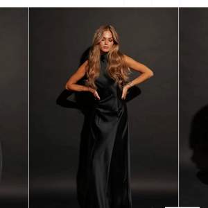 Kollar intresset på denna fina klänning från Hanna Schönbergs kollektion med NAKD. Klänningen är oanvänd med lappar kvar. Slutsåld på hemsidan! Egna bilder skickas vid intresse 🥰