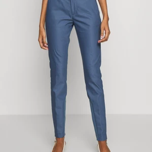 Mosh Mosh - Mosh Mosh bukser str 40 har en lille misfarvning men kan næsten ikke ses. 450 kr fast pris byttes ikke bruger kun mobilepay. 