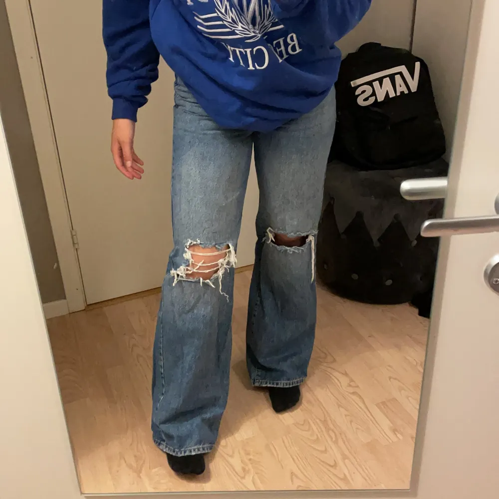 Ett par fina jeans i bra skick från Gina då de bara använts ett par gånger🥰 säljer pga att de är fel strl på mig. Köparen står för frakt.❤️dem är lite för långa för mig som är 167. Jeans & Byxor.
