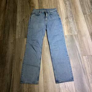 Säljer dessa straight jeans från Weekday i modellen voyage som endast är använda en gång, kan mötas upp och frakta men köparen får själv stå för fraktkostnaden! 🤍 (Endast seriösa köpare!) 