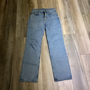 Straight jeans  - Säljer dessa straight jeans från Weekday i modellen voyage som endast är använda en gång, kan mötas upp och frakta men köparen får själv stå för fraktkostnaden! 🤍 (Endast seriösa köpare!) 