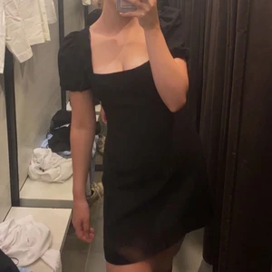 Zara klänning - Säljer denna jättefina klänning från Zara, köpt i somras! Använd 1 gång och säljes pga den har blivit för liten. Storlek S men tycker att den är väldigt liten i storleken, vid intresse skickar jag fler bilder! 200kr exklusive frakt!🤍🤍