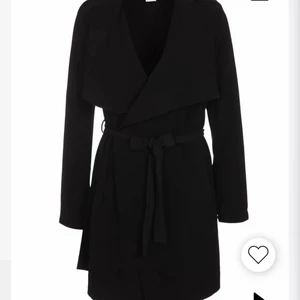 Tunnare kappa - En tunnare kappa i Stl M varan är aldrig använda prislappen sitter kvar ordinarepris: 499kr