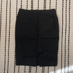 Kjol från pop - Svart kjol som är i ett rätt styvt tunt material i 100% bomull. 