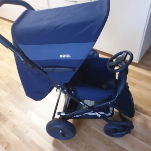 Barnvagn-brio spin - barnvagn brio spin med tillbehör regnskydd,  Förälderkonsollen har plats för 2 flaskor / muggar och ett fack i mitten.barnvagnsratt brio (Få ditt barn att leka i vagnen).