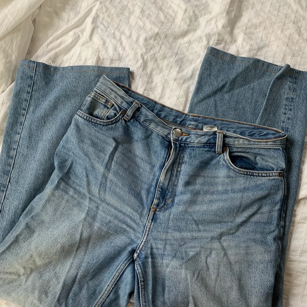 Ljusblå vida jeans från monki i modellen yoko. Uppsydda så de passar mig som är ca 160 i längden. Passar även kortare. Finns en mycket liten fläck på ena bakfickan, skriv för bild. Frakt tillkommer. Gissar på 66kr men kanske mer, tar reda på det vid köp. Hör av er för mer frågor. Jeans & Byxor.