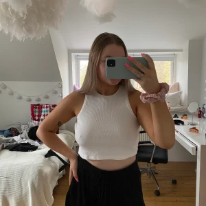 Vit topp - Vit topp med hög halsringning. Storlek S.