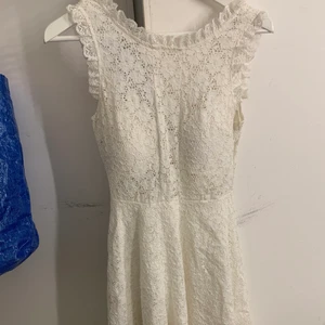 Klänning  - Jättesöt klänning i spets som passar perfekt till student/ skolavslutningar. Storlek XS