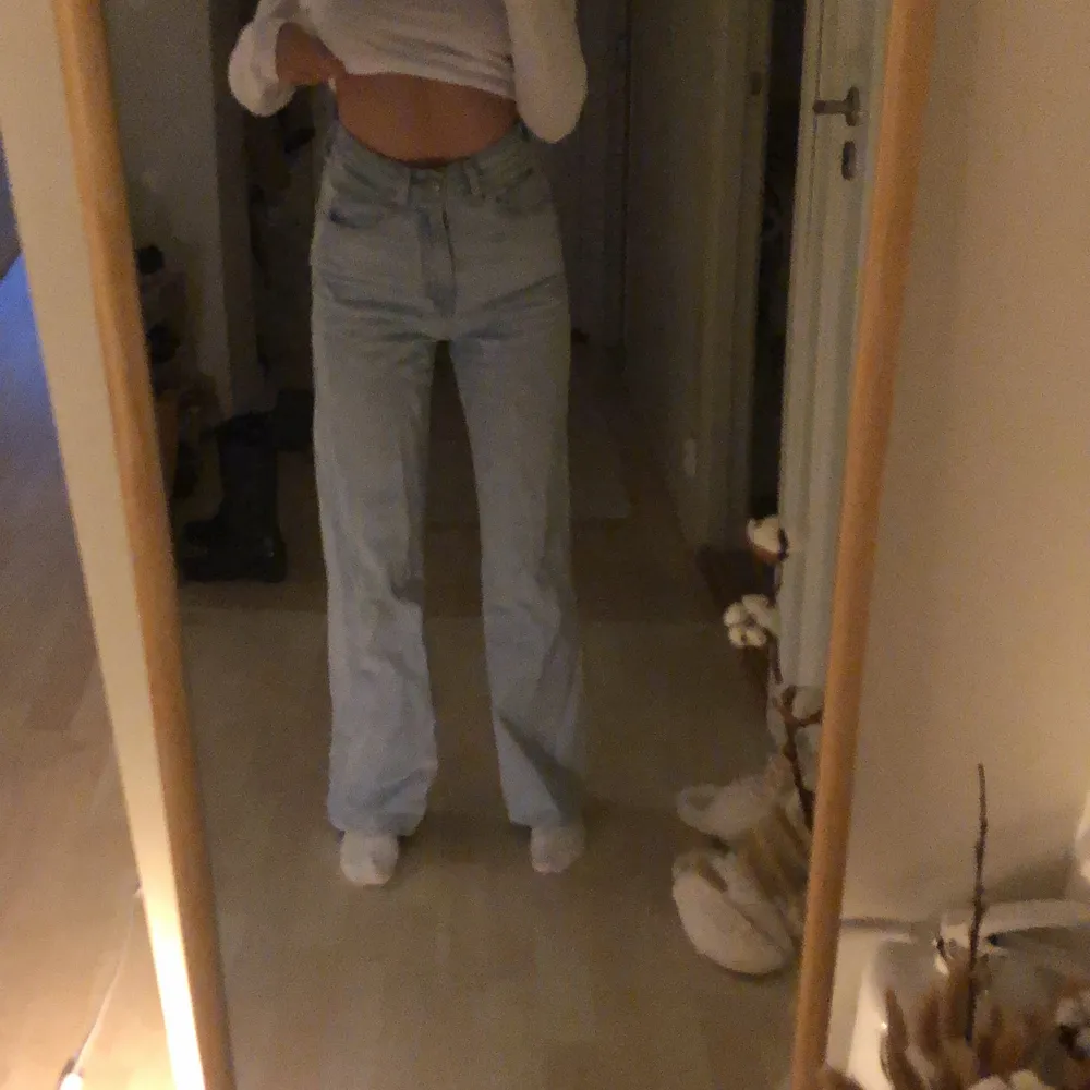 Levis jeans i modellen high loose, högmidjade och raka. Storlek 24 och går ner till golvet på mig som är 165. Köpare står för frakt 💛💛. Farkut & Housut.