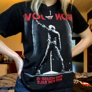 Band T-shirt  - Säljer denna T-shirt pga den inte kommer till användning. T-shirten är i bra skick och i storlek M. Dock skulle jag säga att den egentligen är en S.