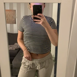 T-shirt  - En randig tröja som jag aldrig använt då jag har två av den, jätteskönt material som är stretchigt.vill bara bli av med den så snabbt som möjligt, Först till kvarn får den💘