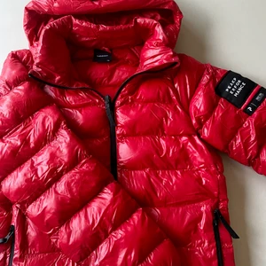 Peak Performance Dun Jacka - En riktigt varm vinterjacka i en härlig röd färg. Strl 170 cl. Dun. Använd en säsong men väldigt fin. Luva (avtagbar), dragkedja i sidfickor och muddar i ärmslut som stänger kylan ute.
