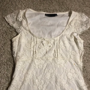 drömmig top - ängel-lik top från kappahl i storlek xs. den har några fläckar som jag inte försökt skrubba bort så vet ej om de är permanenta. älskar den här men är i akut behov av pengar:( (OBS FLÄCKARNA ÄR NU BORTA!!)