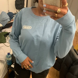 Ljusblå Wrangler Sweatshirt - Jätte söt och fin ljusblå Wrangler Sweatshirt som tyvärr inte kommer till användning då jag har en liknande. Kostade 600 men säljer för 300.