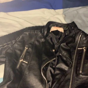 Skinnjacka från Yoyelles💓💓  - Säljer denna fina skinnjacka från Yoyelles har ingen användning av denna jacka längre. Så denna säljs nu🙌💓