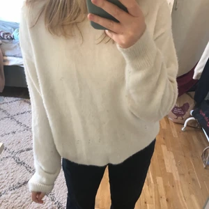 Fluffig vit stickad tröja  - En mjuk vit fluffig stickad tröja från hm. ( spegeln är smutsig på bilderna). På sista bilden ser man materialet tydligt. Storlek xs men passar S-M