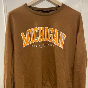 En oversized sweatshirt med ”Michigan” logga från SHEIN aldrig använd