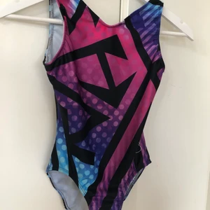 Gymnastikdräkt - Jag säljer en fin gymnastikdräkt som tyvärr inte passar mig. Säljer för 150 kr, frakten ingår i priset. 