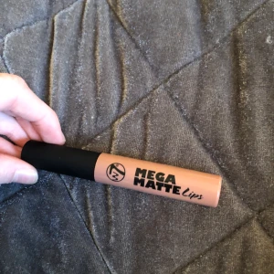 MEGA MATTE LIPS - lipstick från W7. Köpt för ca 1 år sedan. Aldrig använd!!