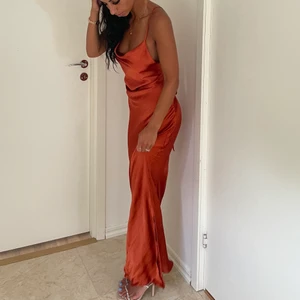 Klänning från asos - Satin klänning storlek 34, aldrig använd endast testad. Kan mötas upp i Halmstad/Malmö, pris 250kr kan diskuteras. Kan även fraktas