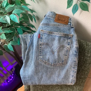 Levis ribcage straight - Snygga Levis jeans. Inte använda alls mycket pga för små. Har en liten liten röd fläck som man måste kisa nära för att se! Kan skicka bild om så önskas!! 