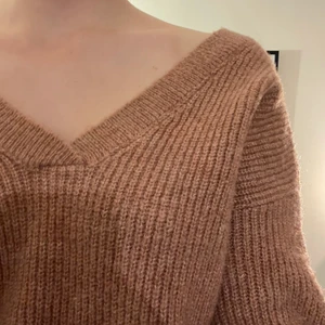 Smutsrosa stickad tröja - Säljer denna smutsrosa stickade tröjan från NA-KD i storlek XS. Färgen visar sig inte riktigt på bilderna, men skriv för fler bilder😊😊😊