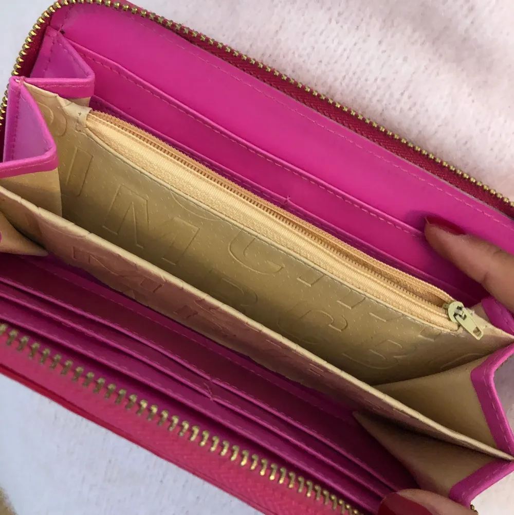 Jätte fin rosa Marc Jacobs plånbok. Den är i väldigt fint skick. Nypris: 1790 kr. Accessoarer.